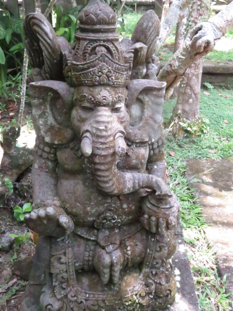 The carved statues were incredibly intricately done and beautiful