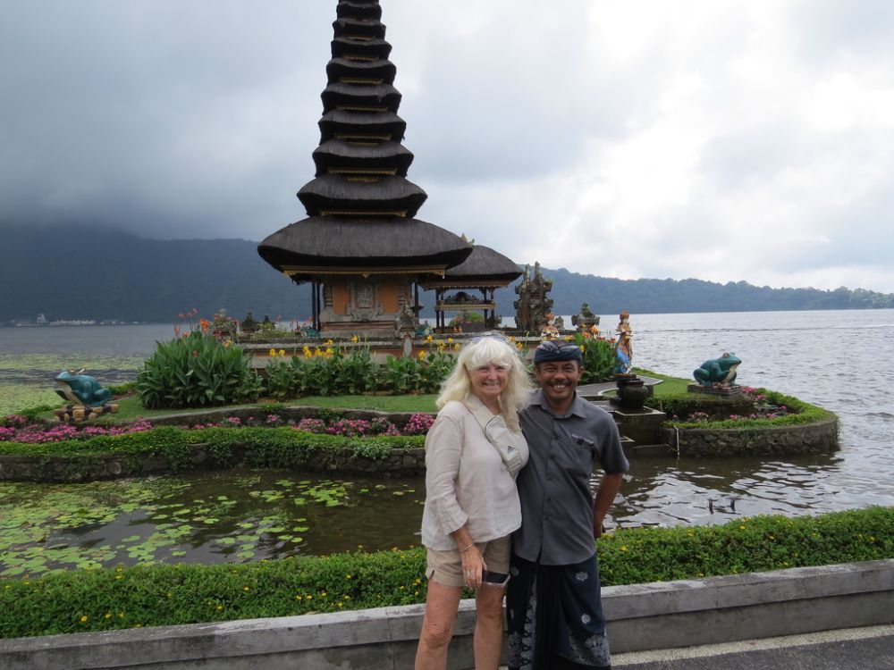 Fluffy and Bawa, our guide in front of the Ulun Danu temple