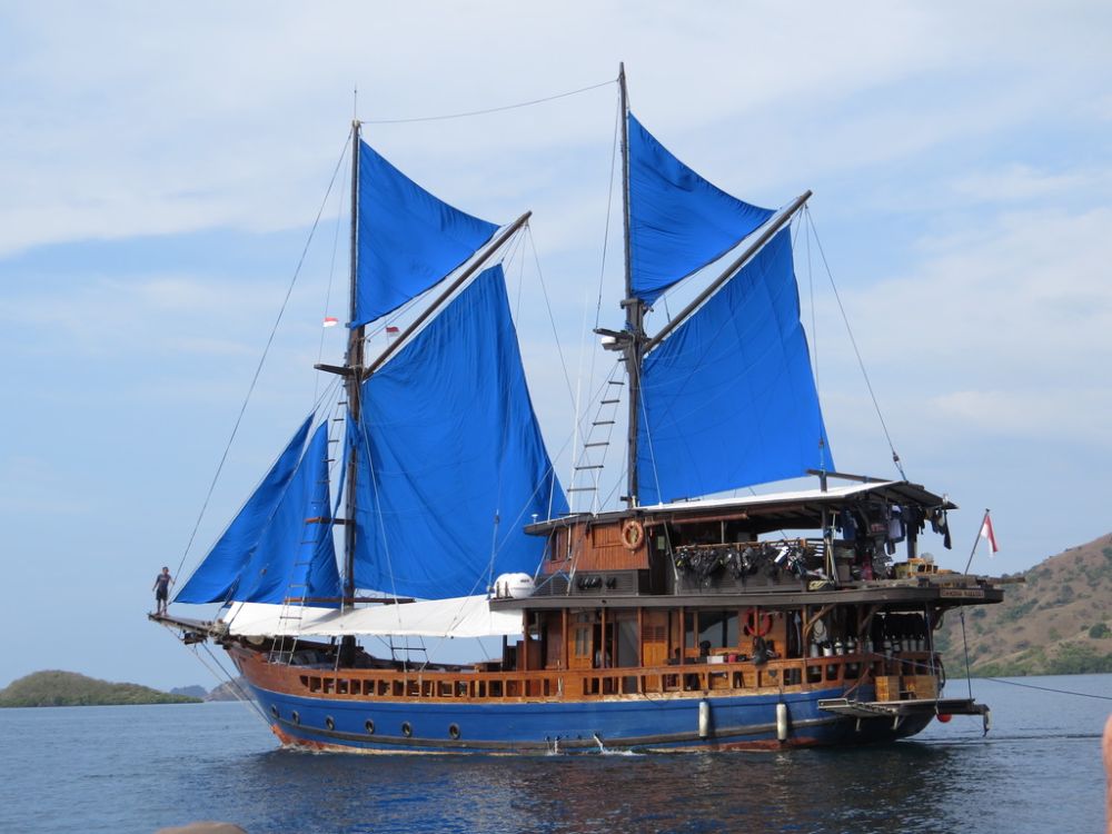 The Moana was a beautiful Indonesian style schooner, full beautifully carved wood and