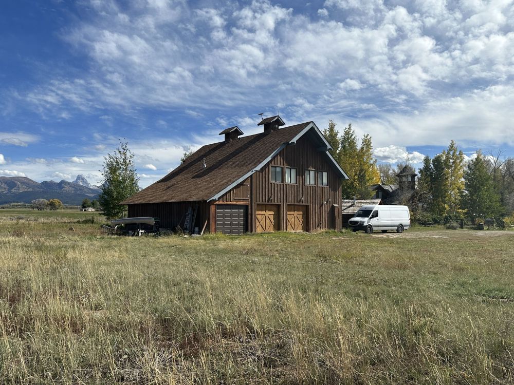 This is our comfortable little apartment over the garage and pottery studio of our friends Don and leslie at Thistledew