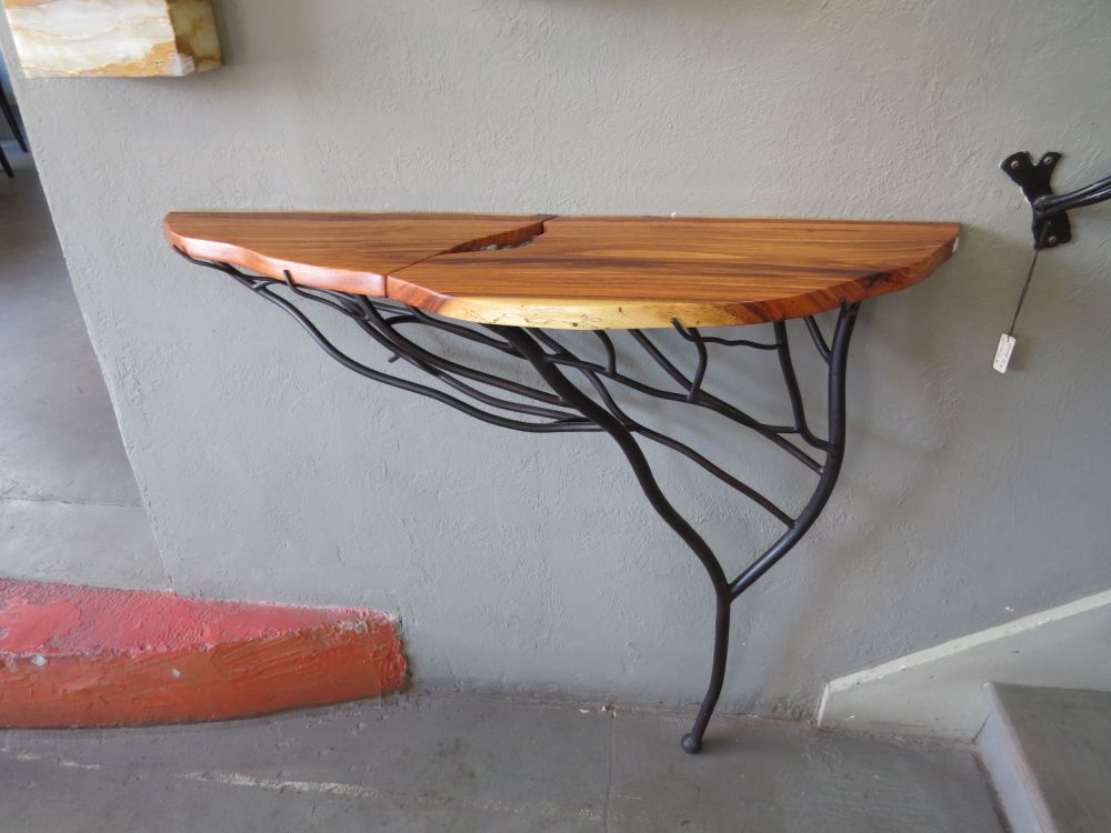  The furniture sculptures in the shop were exquisite.